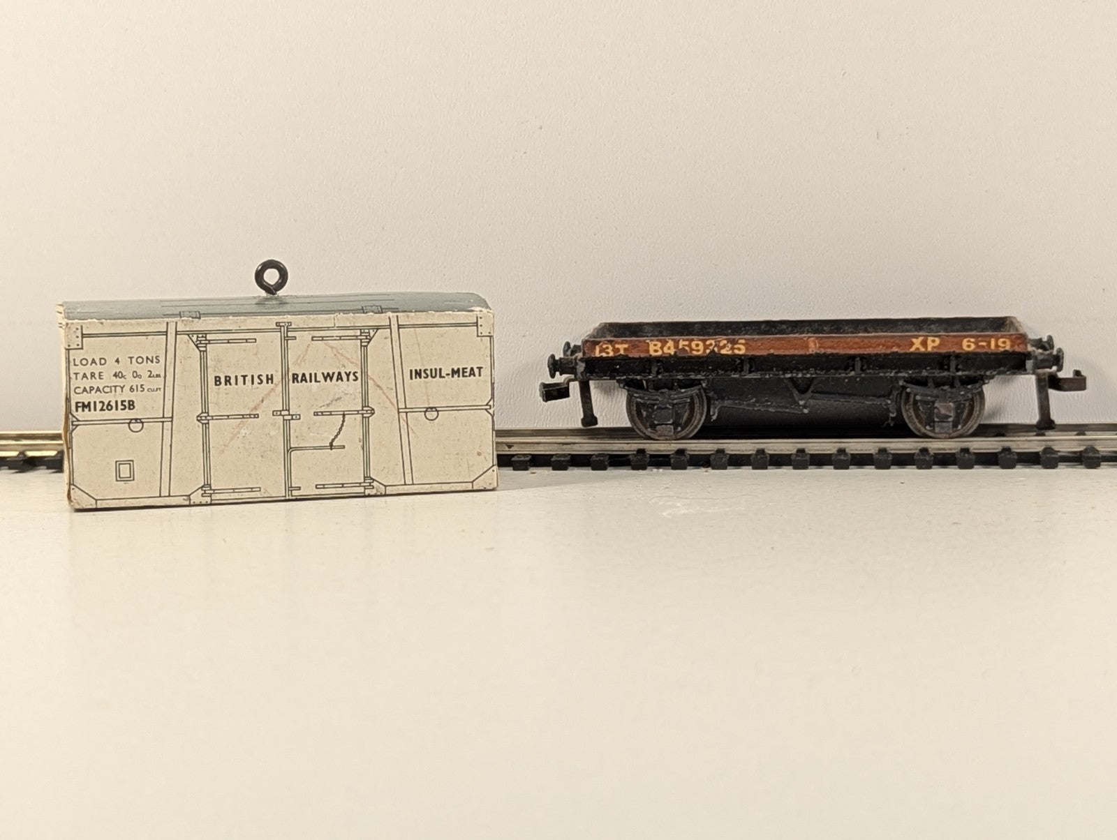 HornbyDublo 32088 OO Gauge Low-Sided Wagon with White Meat Container - Wrong Box