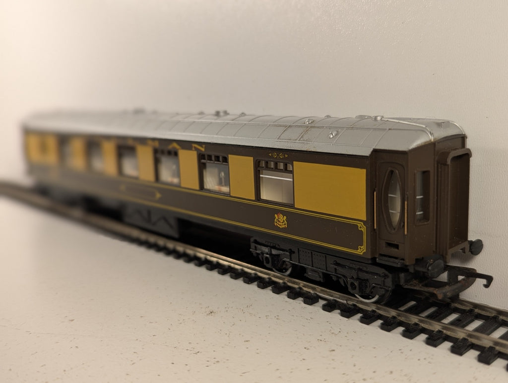Hornby OO Gauge Pullman Parlour Car Passenger Coach Pullman Umber and Cream