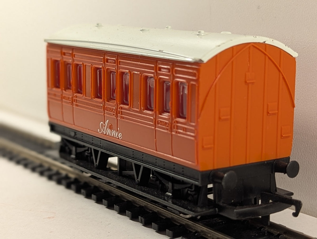 Hornby OO Gauge Annie Passenger Coach 12 Orange