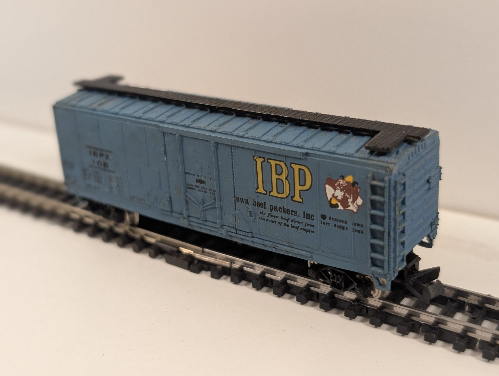 Bachmann 41' Mechanical Reefer Boxcar “Iowa Beef Packers (IBP)” – N Gauge