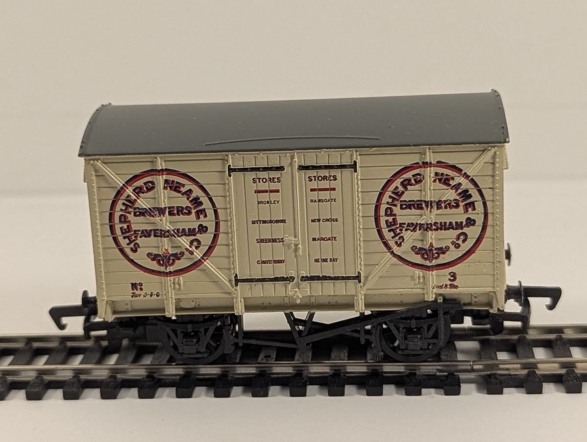 Mainline OO Gauge 12 Ton Ventilated Van Goods Wagon 3 Shepherd Neame 37-133