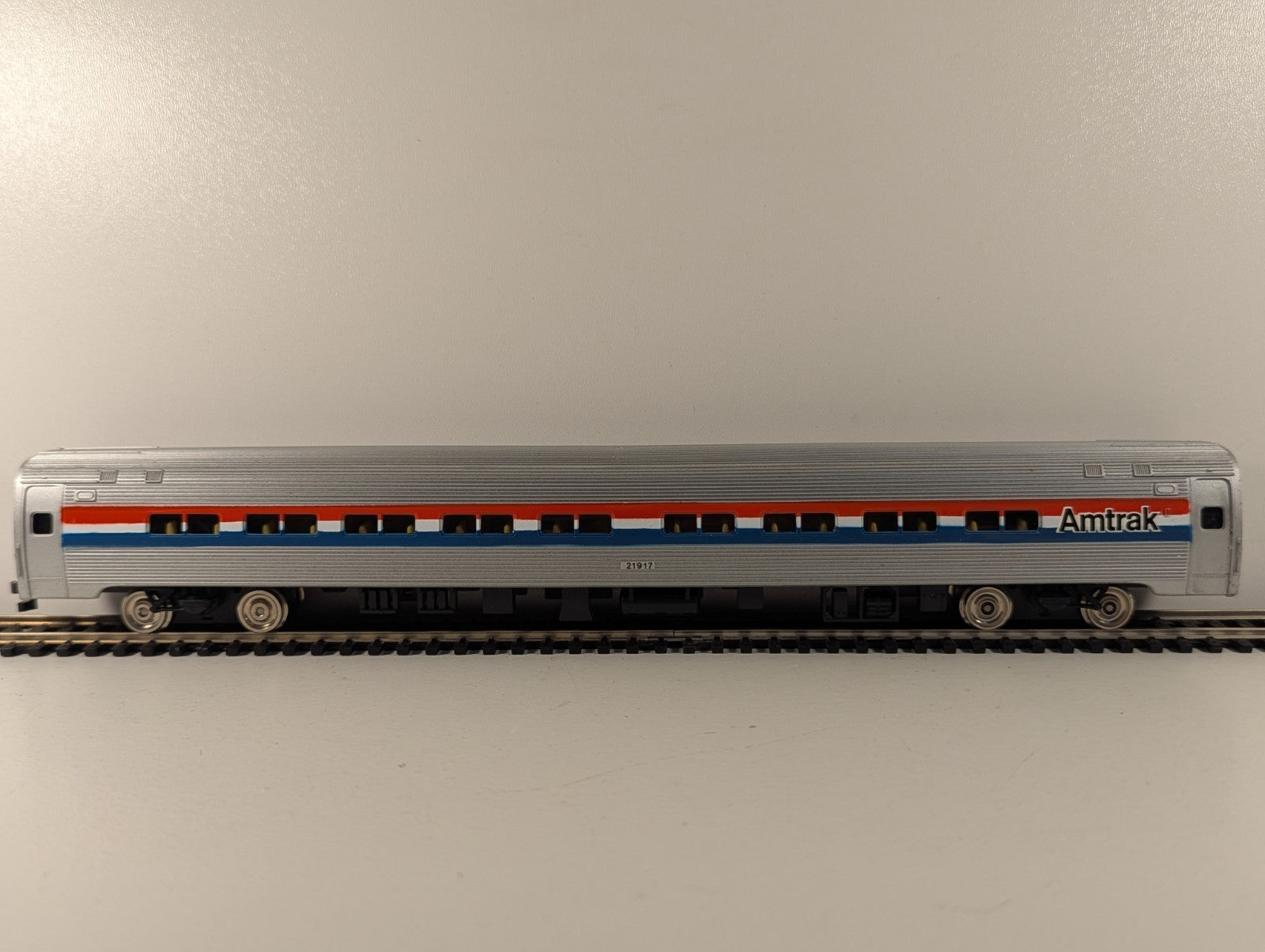Bachmann Industries HO Scale Budd Amtrak Passenger Car 43-1017-05