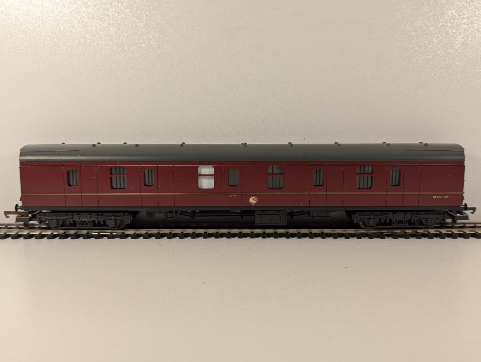 Lima OO Gauge BR Mk1 Full Brake Guards Coach Maroon