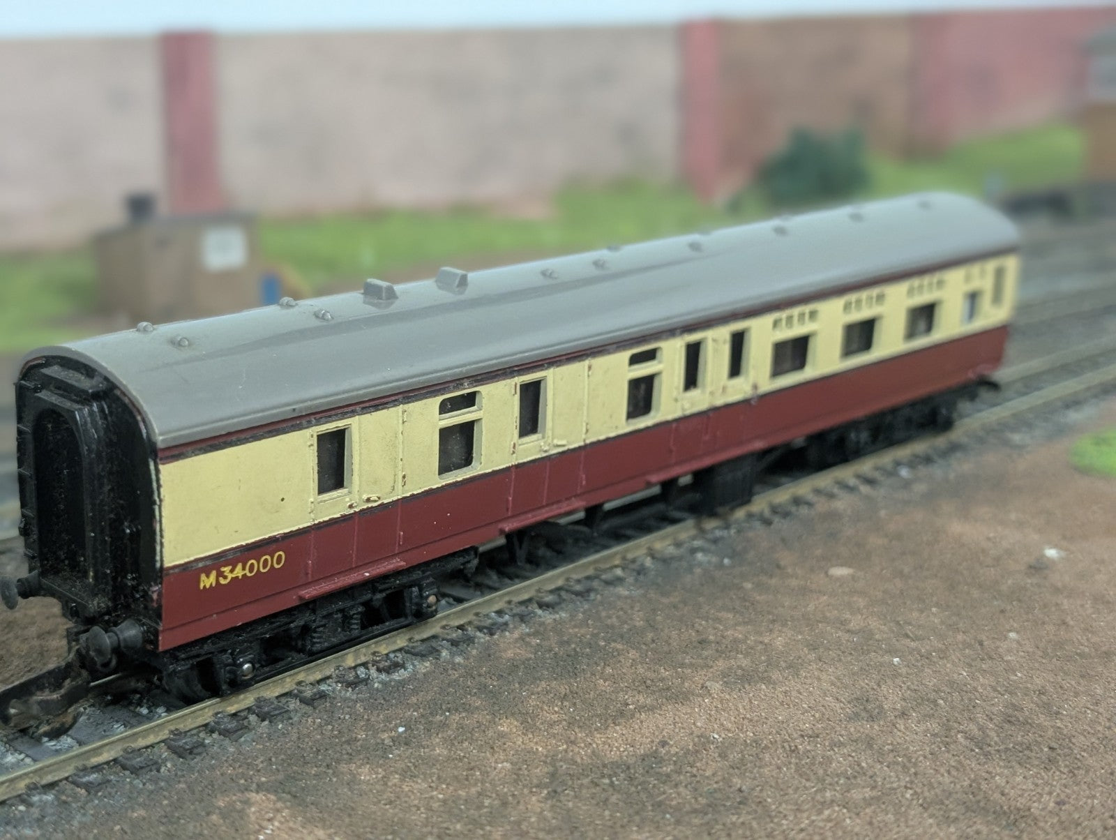 Tri-ang R028 OO Gauge 9" Brake Third Coach M34000 Crimson & Cream