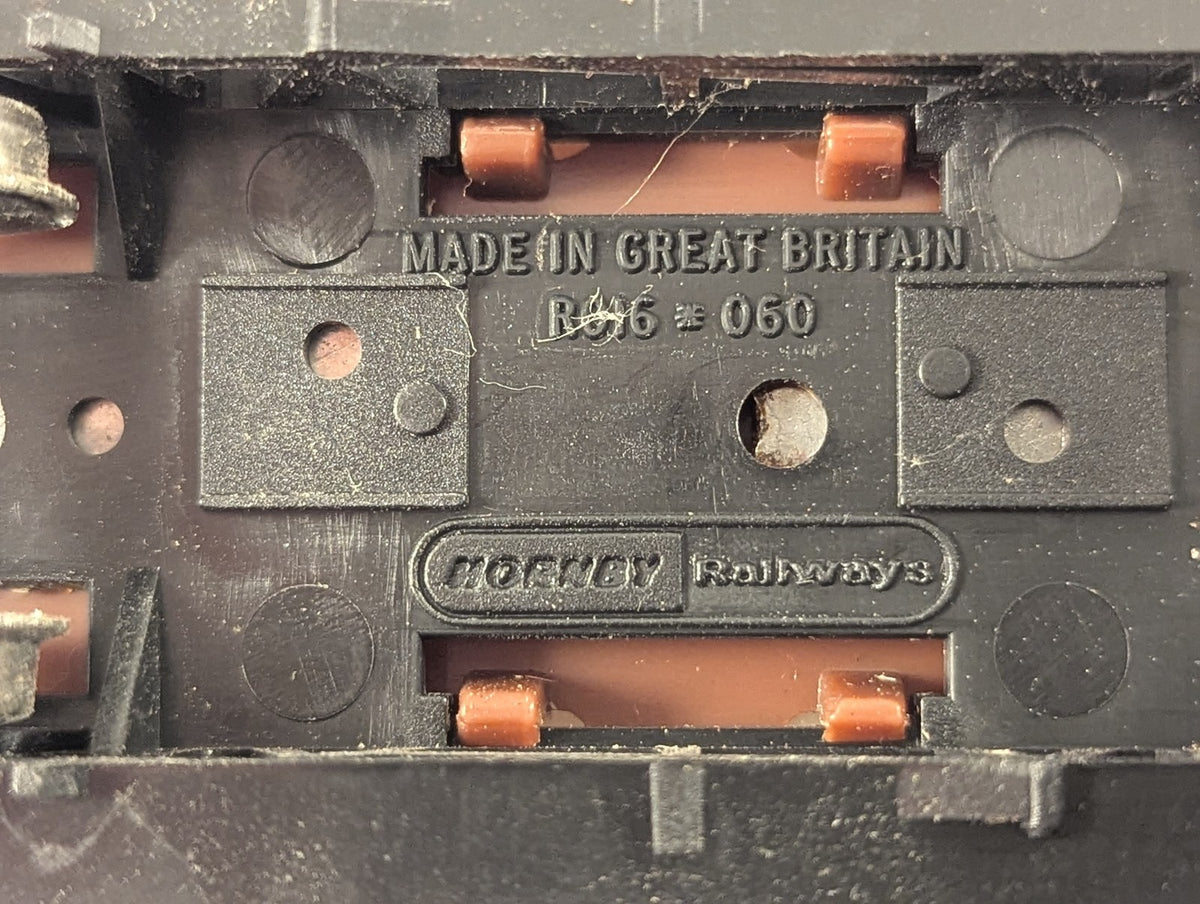 Hornby OO Gauge BR 20 Ton Brake Van B952698 BR Bauxite R16