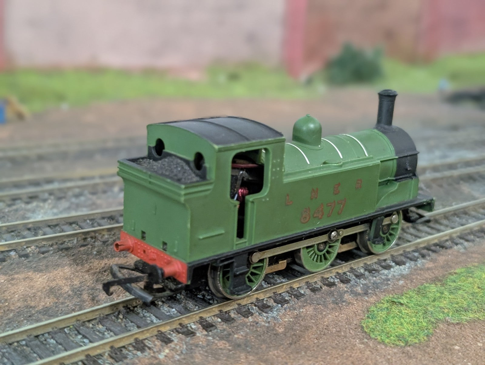 Hornby R252 OO Gauge LNER Matt Green Class J83 8477