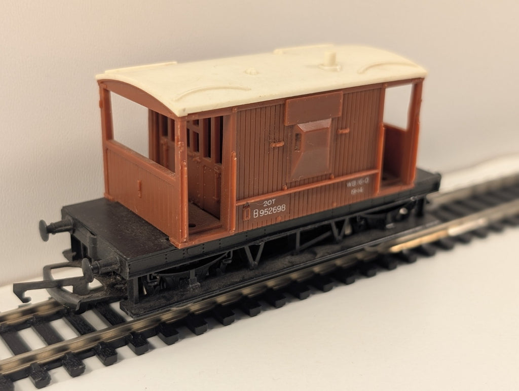 Hornby 12T Brake Van – Brown – OO Gauge