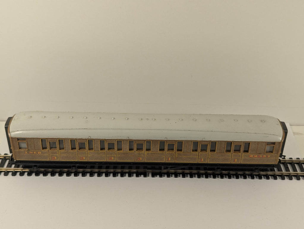 Hornby RailRoad OO Gauge LNER Teak Coach for Flying Scotsman