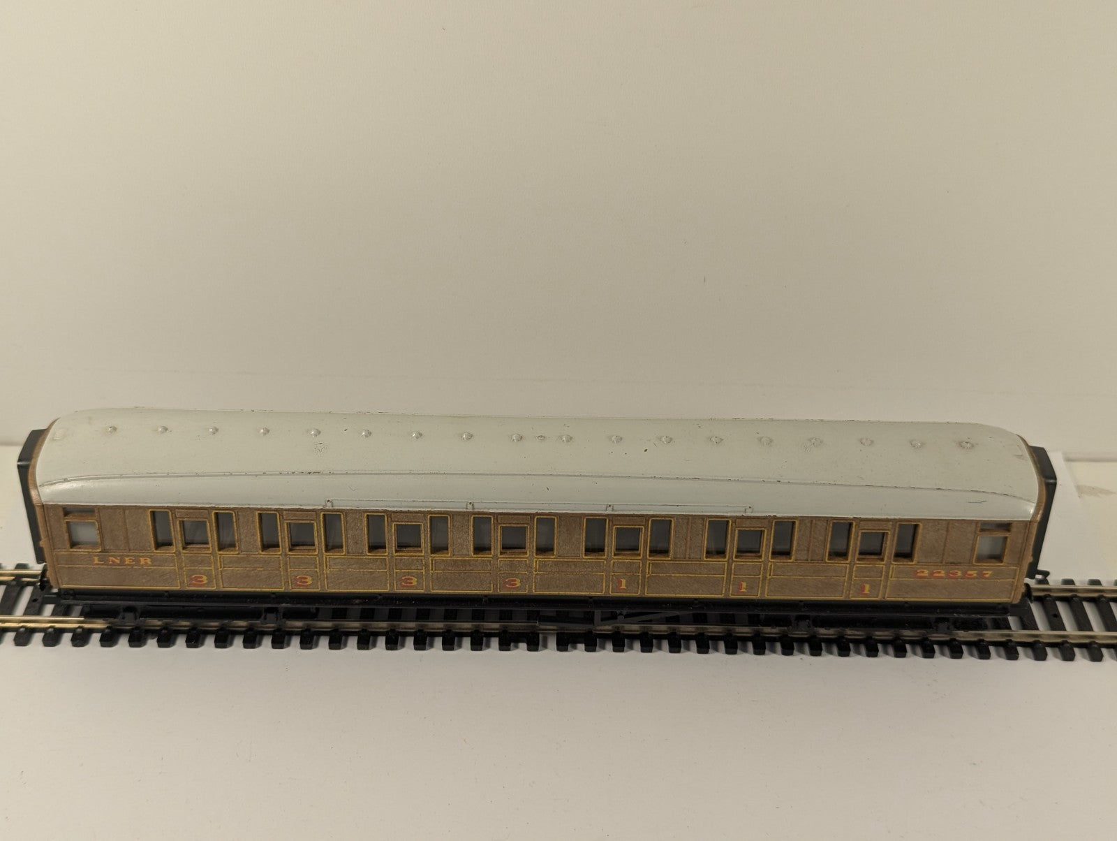 Hornby RailRoad OO Gauge LNER Teak Coach for Flying Scotsman
