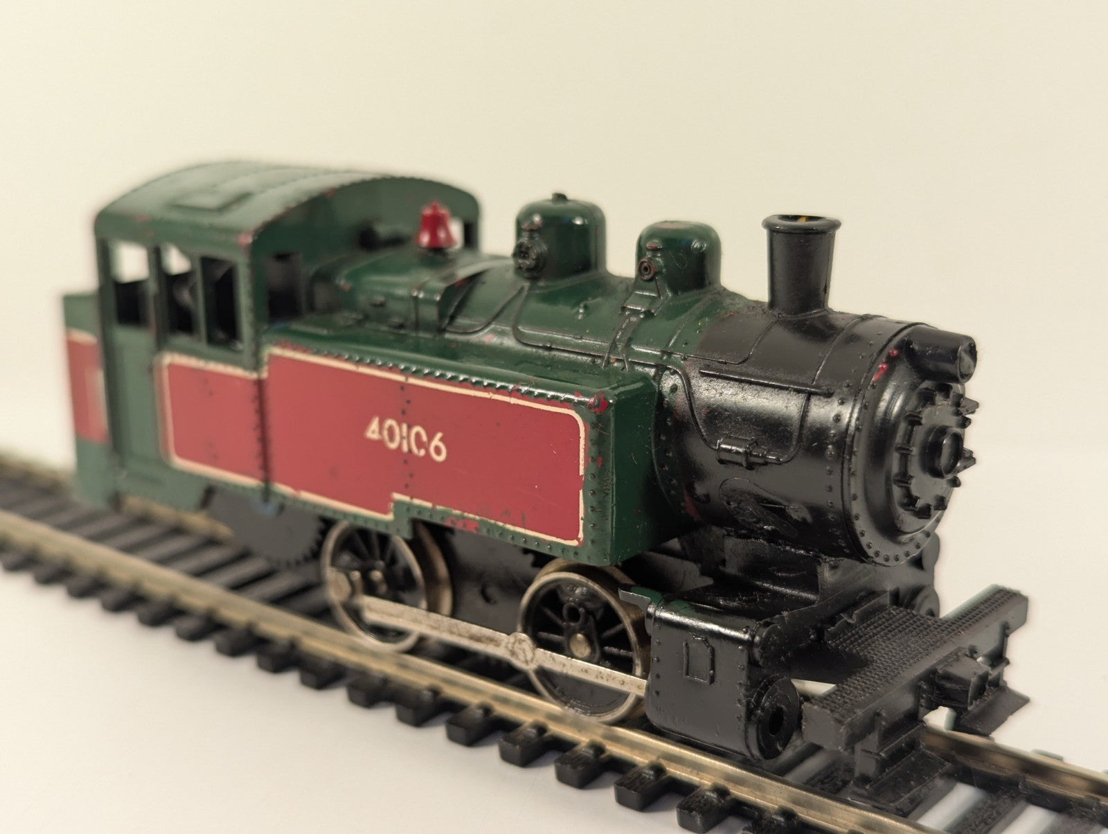 Lima HO Gauge USA-Style 0-4-0 Tank Locomotive Maroon - Non-Runner