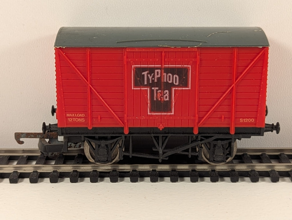 Lima 305601 Typhoo Tea Corrugated End Vent Van – OO Gauge