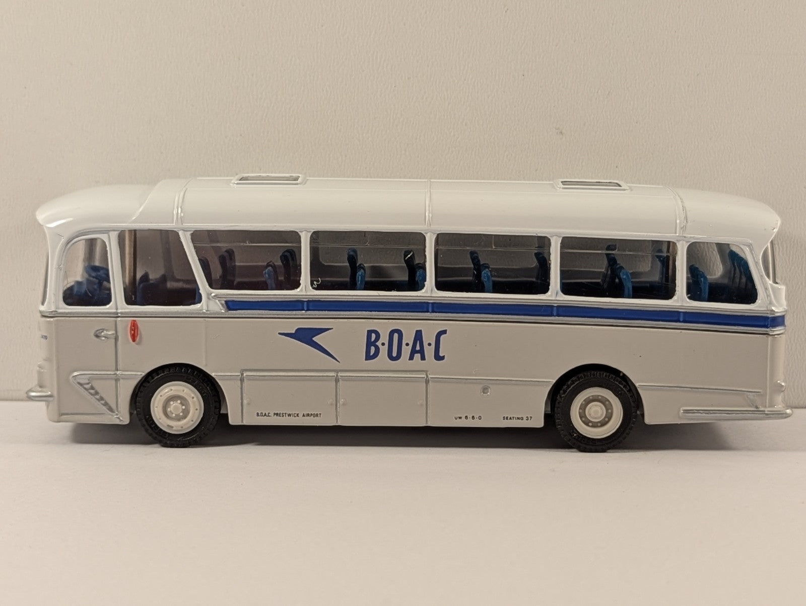 EFE 12306DL Harrington Grenadier Bus – B.O.A.C. Livery – OO / 1:76 Scale