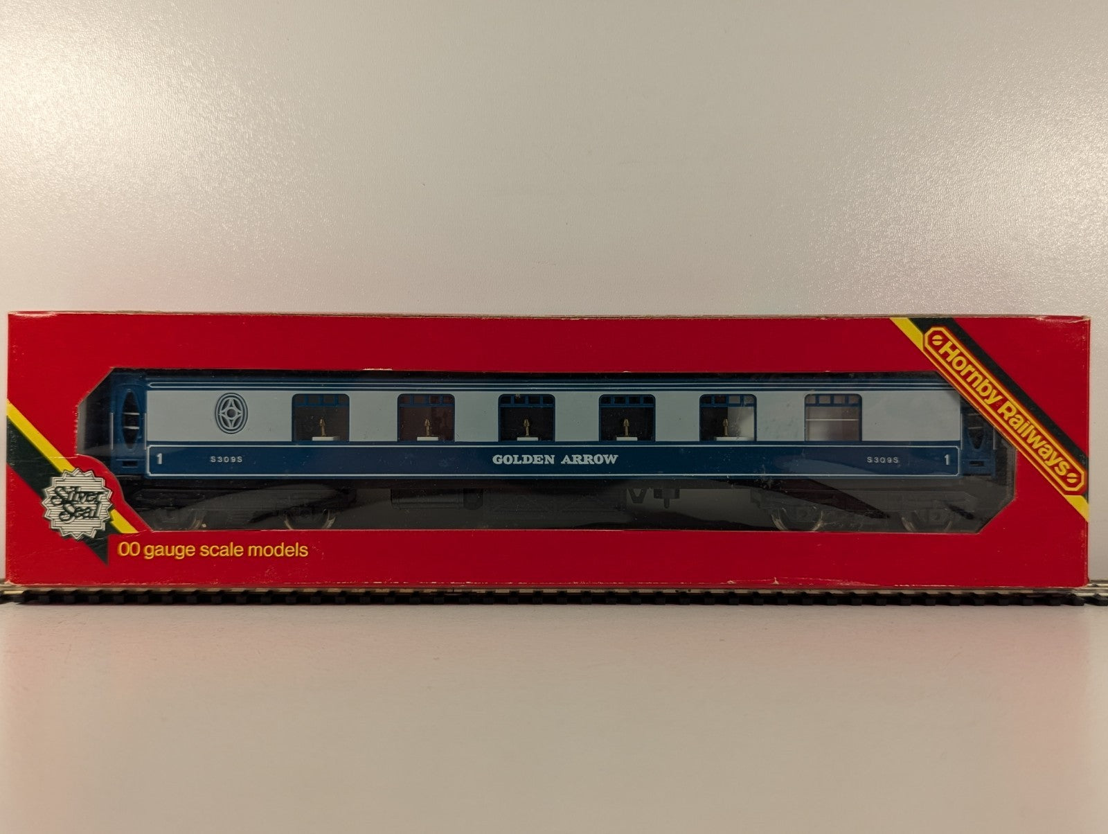 Hornby OO Gauge Pullman Golden Arrow Passenger Coach S309S