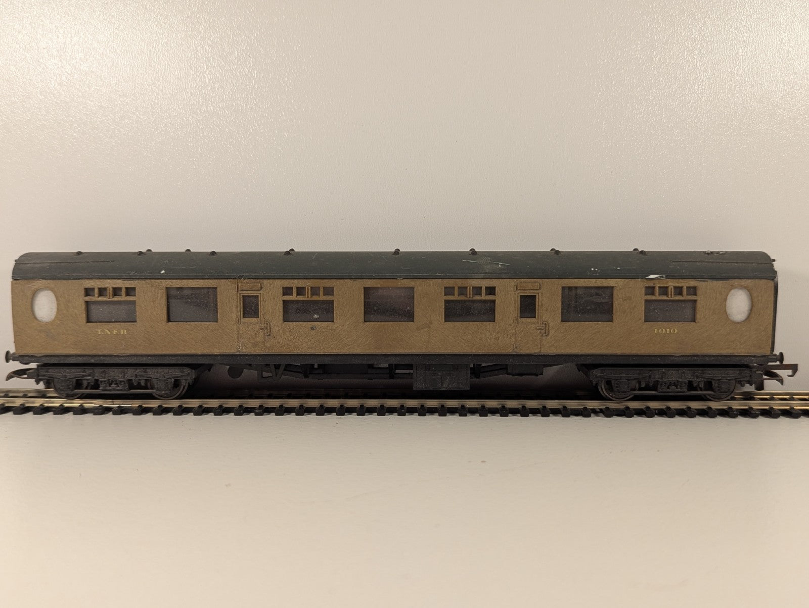 Tri-ang OO Gauge LNER Teak Composite Third Coach