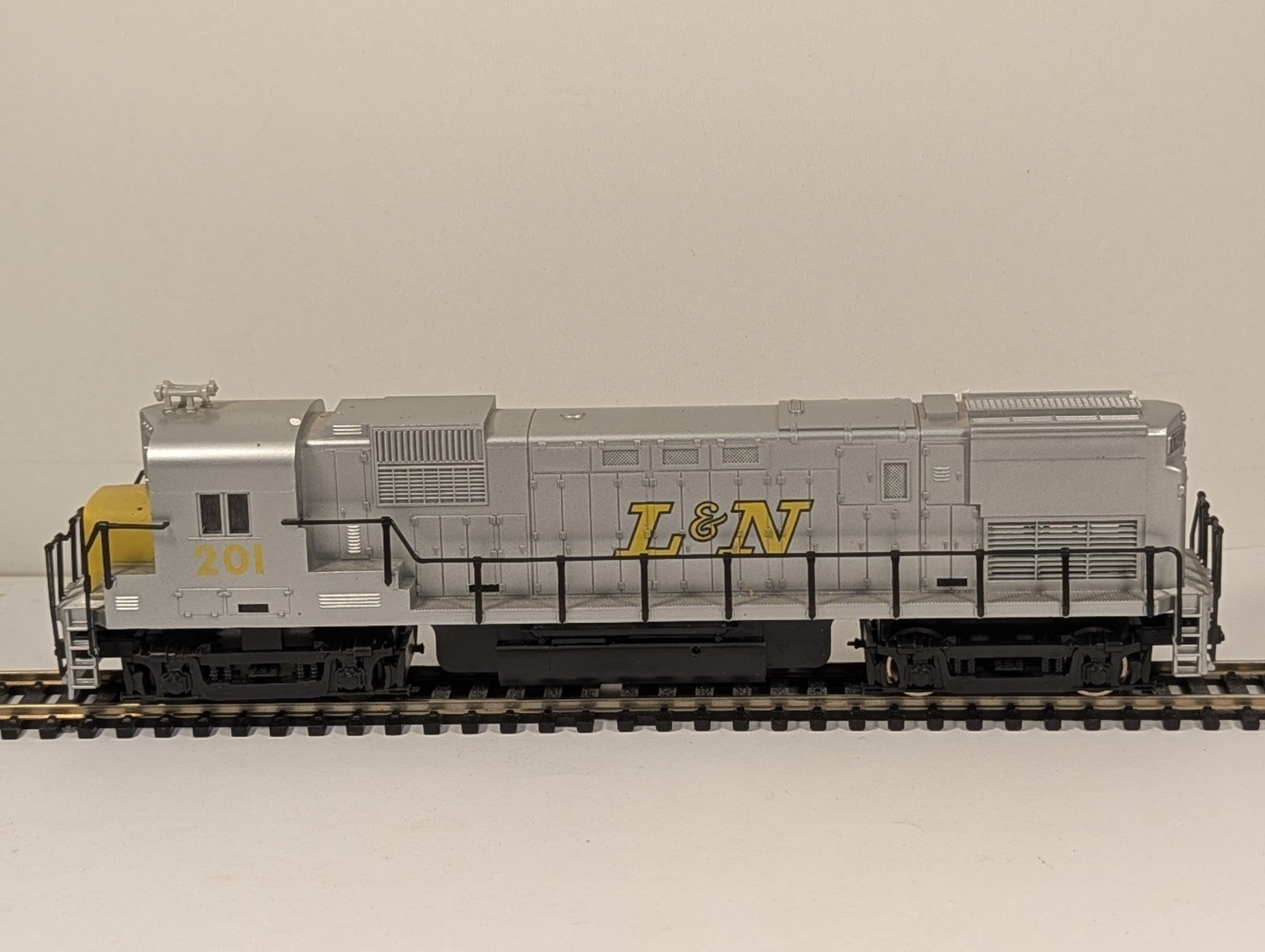 Pemco 3302-013 HO Scale Alco C430 L&M Silver – Missing Coupling