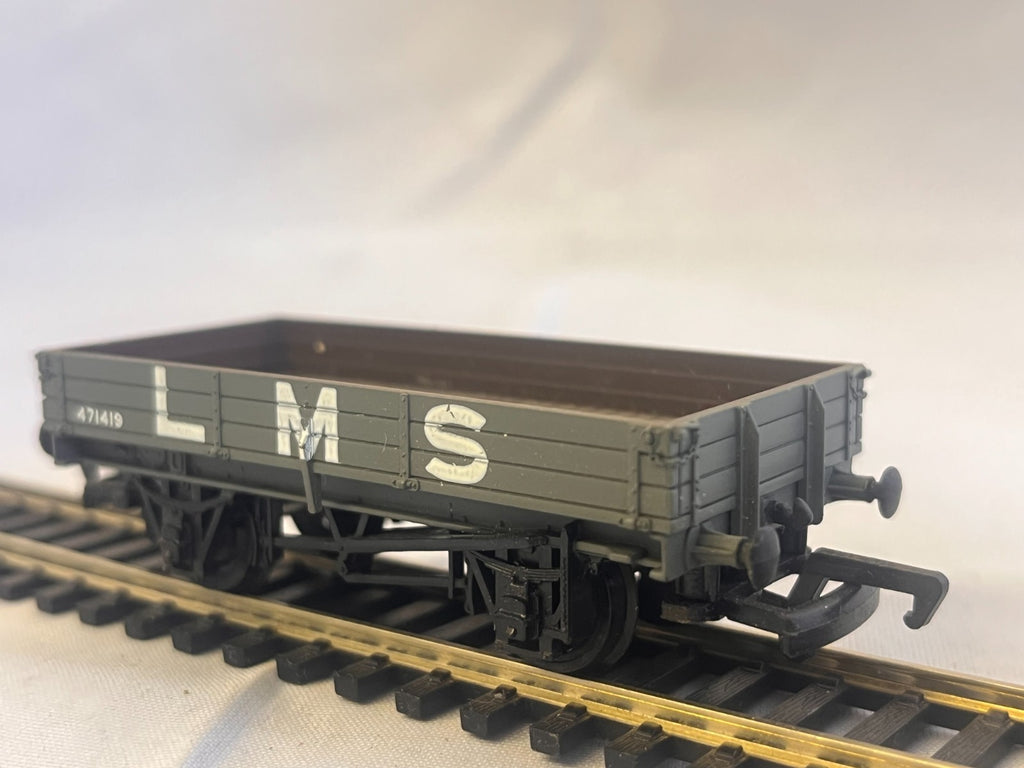 Mainline 37-149 OO Gauge 3 Plank Wagon LMS Grey