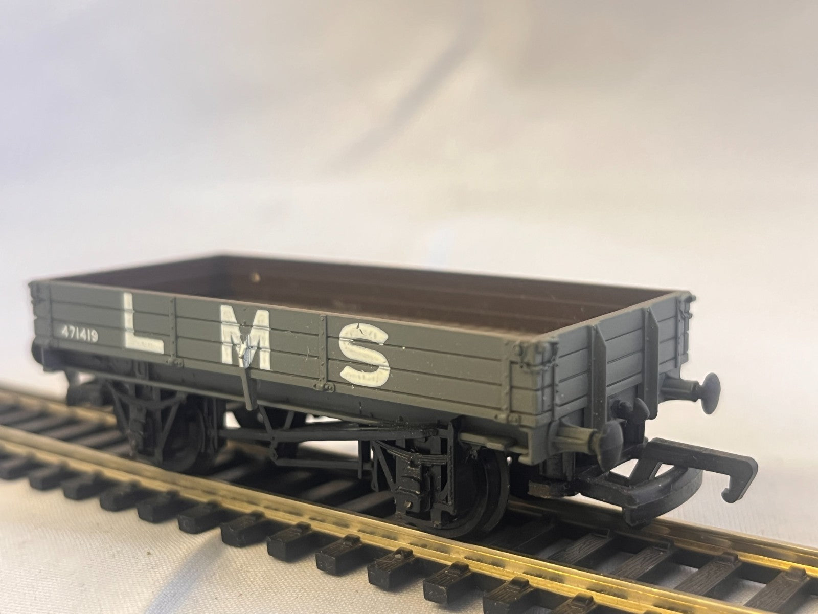 Mainline 37-149 OO Gauge 3 Plank Wagon LMS Grey