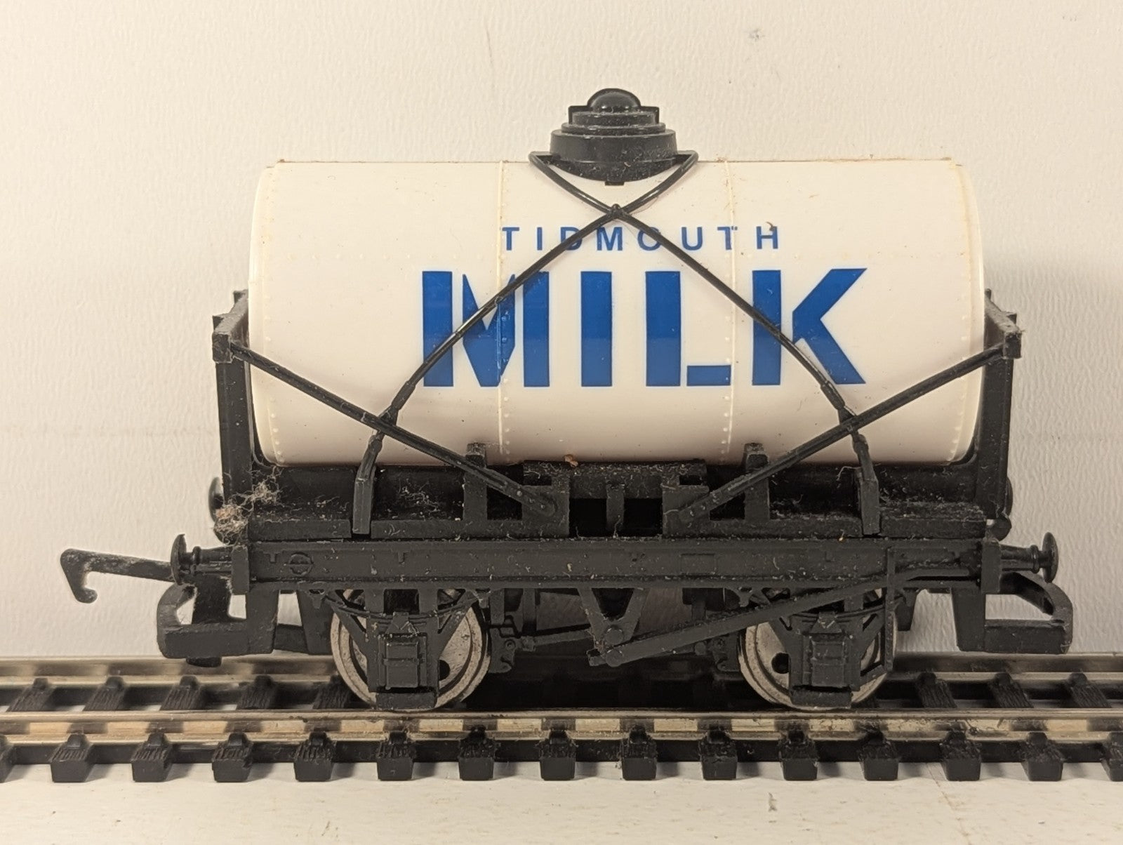 Hornby OO Gauge Tidmouth Milk Tanker Goods Wagon