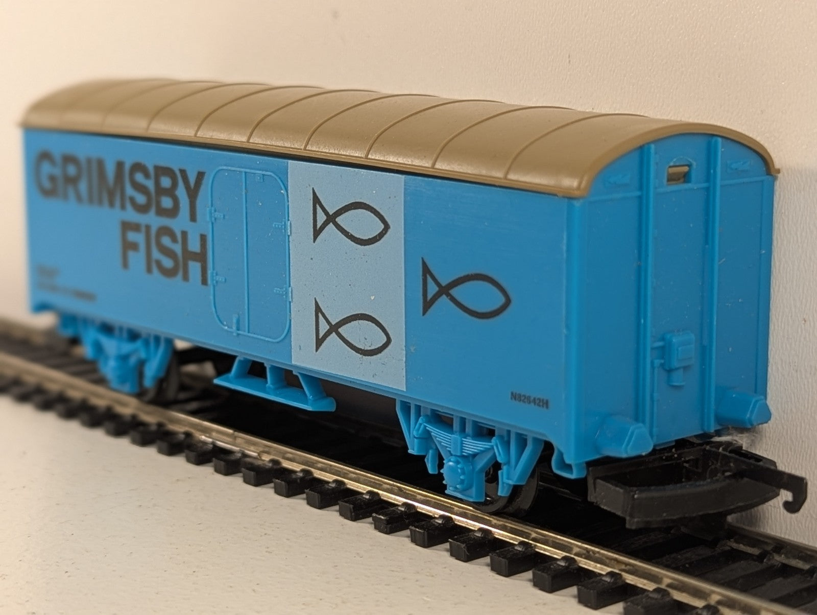 Lima OO Gauge Grimsby Fish Van Goods Wagon N82642H Grimsby Fish Blue