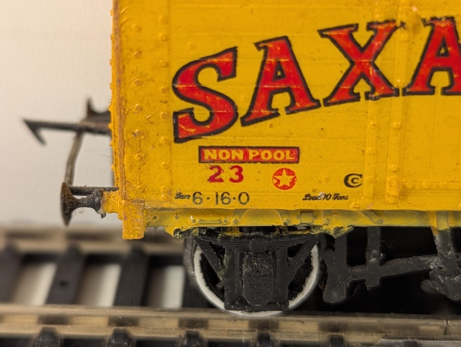 Kitbuilt OO Gauge 6-Plank Pitched Roof Salt Wagon 23 Saxa Salt yellow