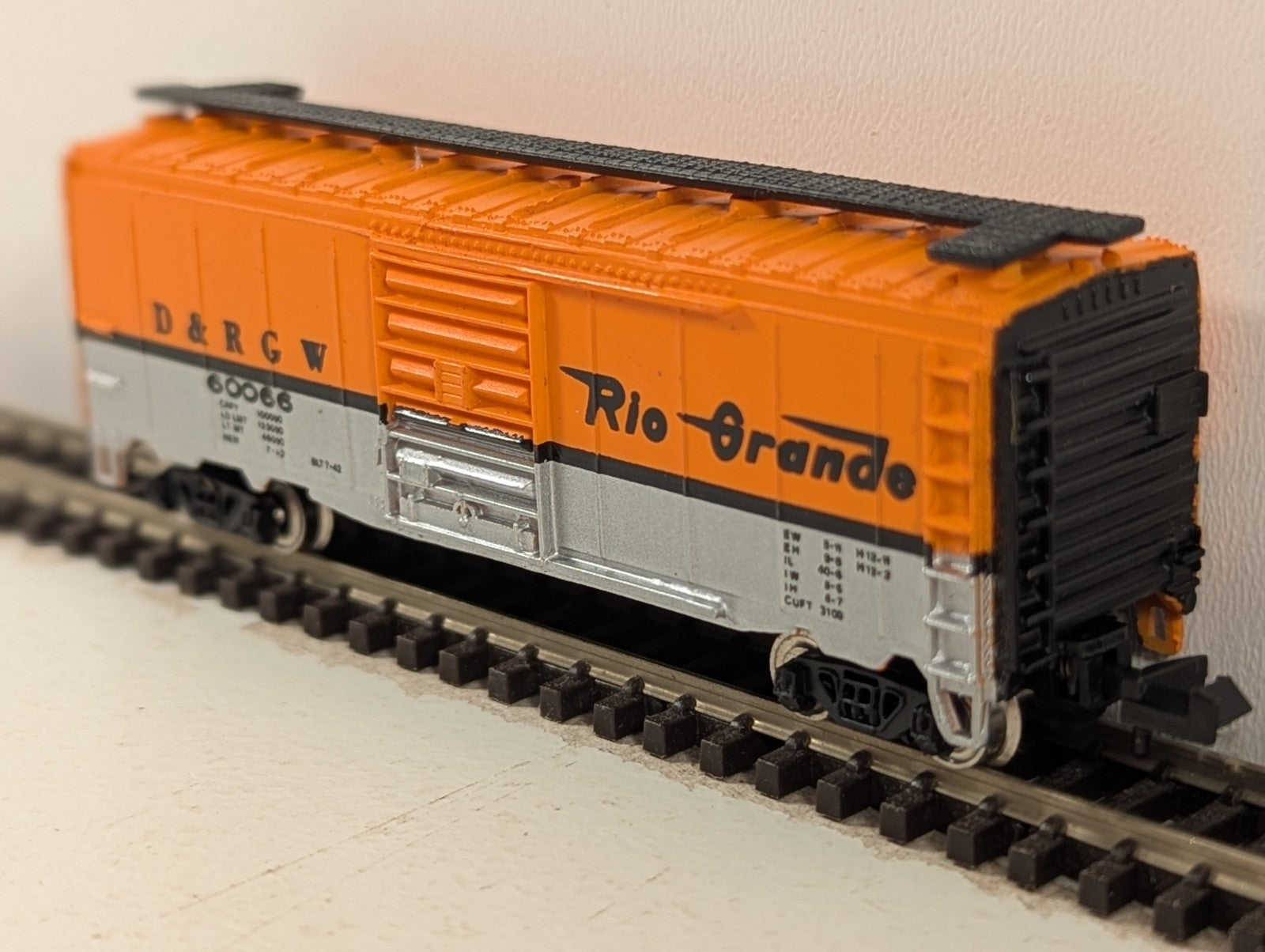 Bachmann N Gauge Denver & Rio Grande Western 40ft Box Car