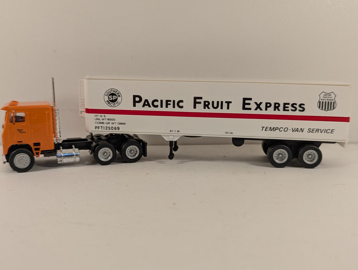 Con-Cor HO Scale Pacific Fruit Express Tempco-Van Service Tractor & Trailer