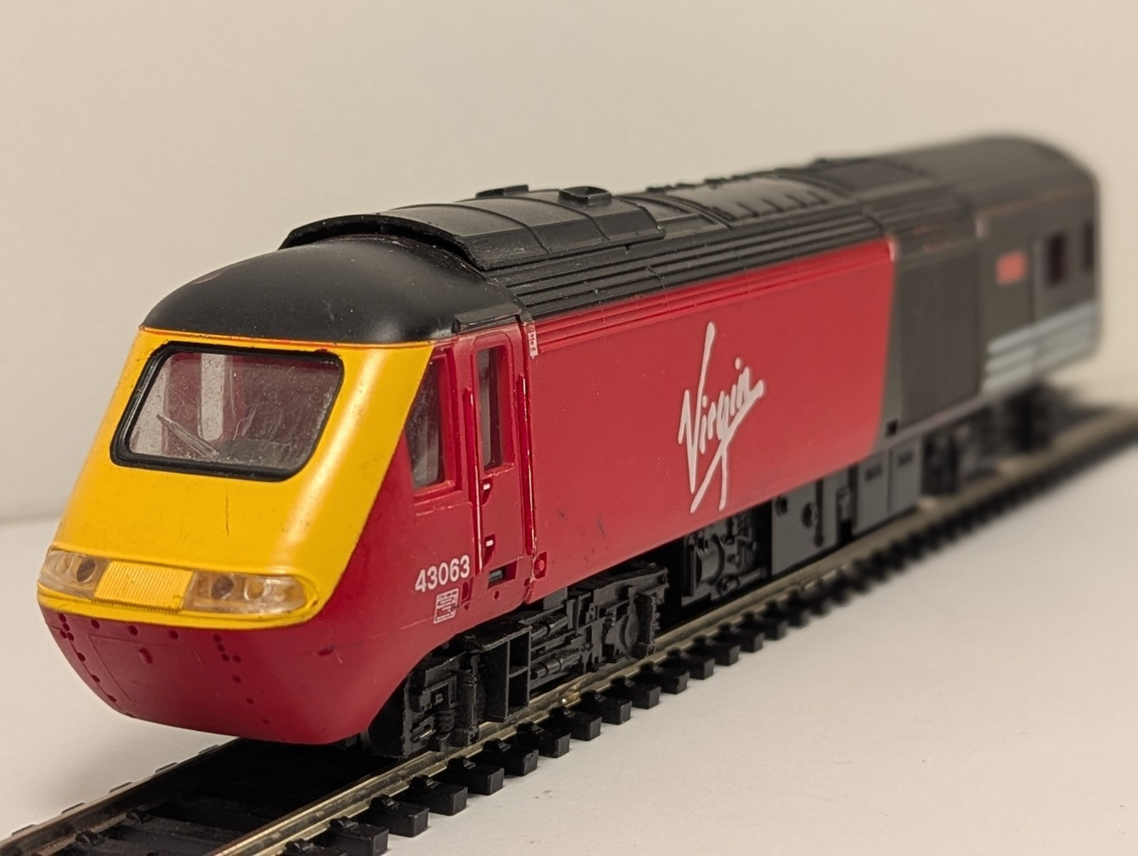 Hornby R2114 OO Gauge Virgin HST Dummy Power Car 43090