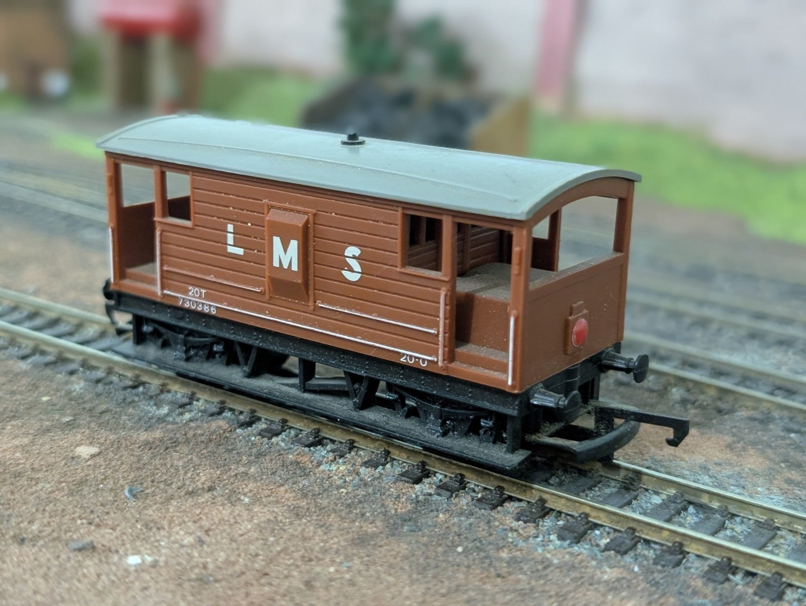 Hornby OO Gauge LMS 20 Ton Brake Van No. 73386 Brown Livery