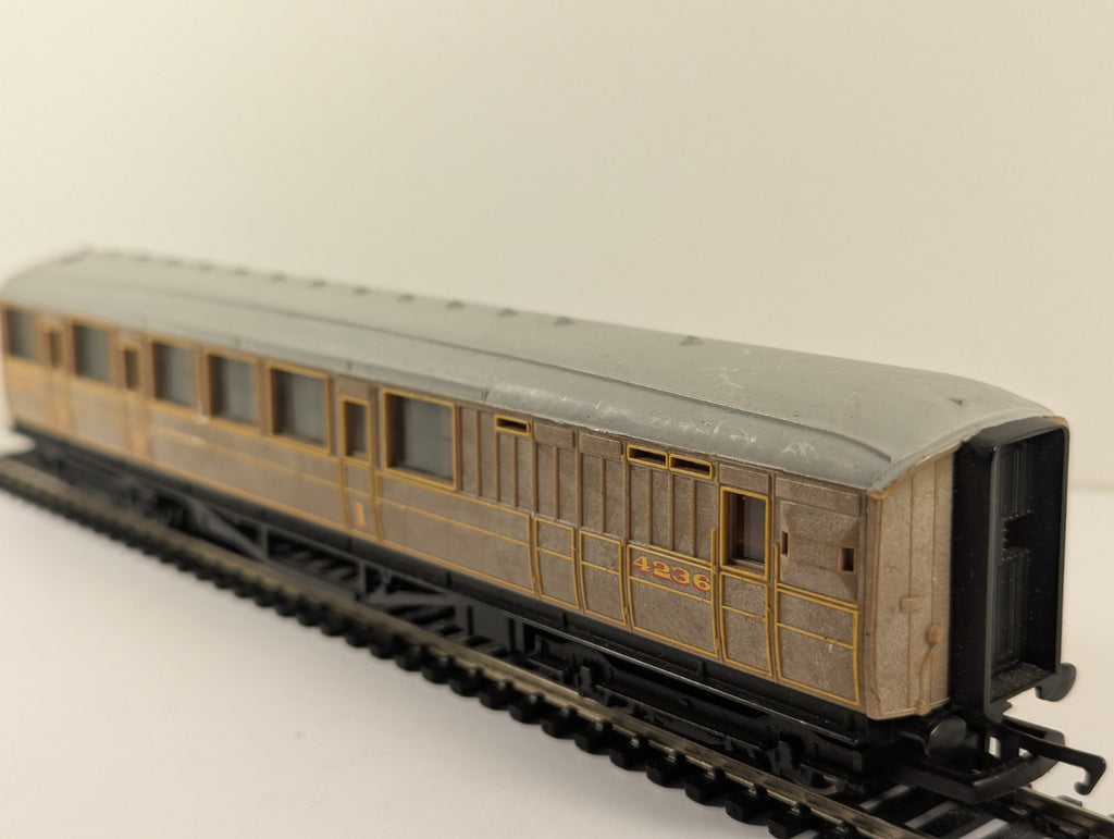 Hornby R1039 OO Gauge LNER Teak Composite Brake End Coach 4236