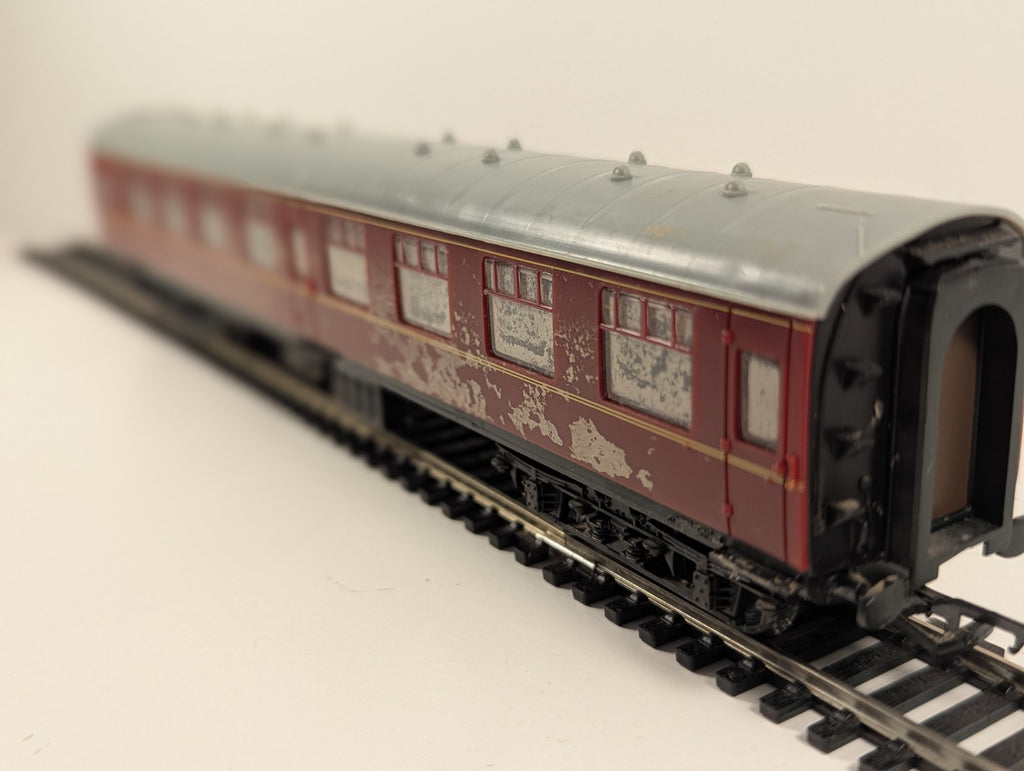 Hachette OO Gauge BR Mk1 Composite Corridor Coach Maroon (Needs a Clean)