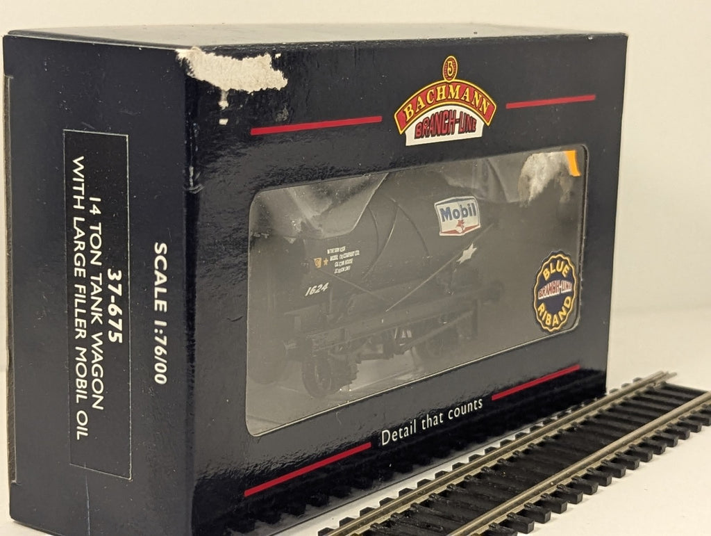 Bachmann OO Gauge 14 Ton Tank Wagon with Large Filler Mobil Oil Goods Wagon 1624