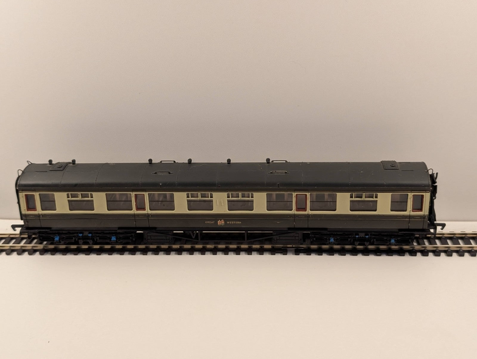 Bachmann OO Gauge GWR Collett Passenger Coach – Requires Some TLC