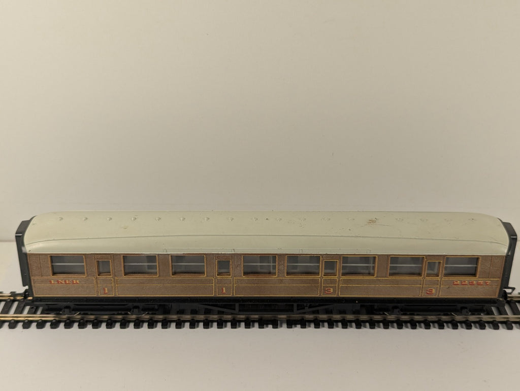 Hornby RailRoad OO Gauge LNER Teak Composite Coach for Mallard