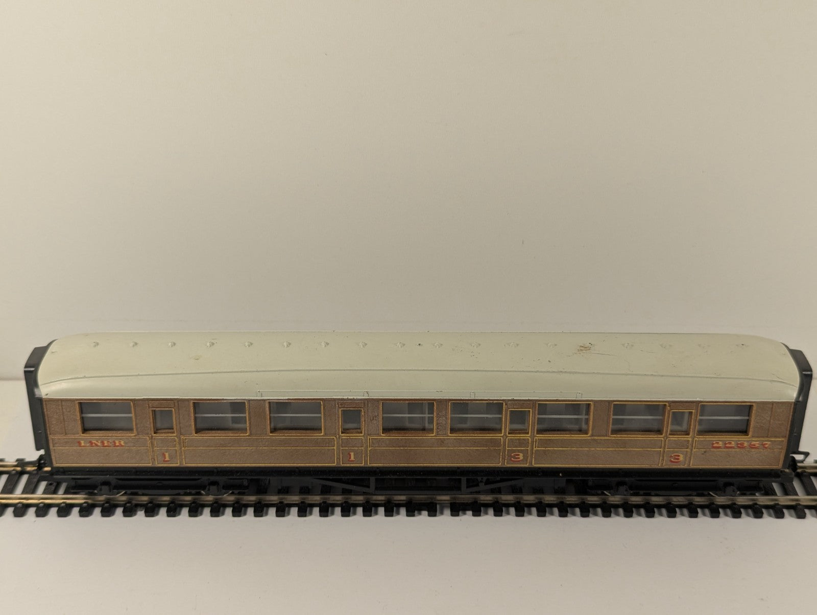 Hornby RailRoad OO Gauge LNER Teak Composite Coach for Mallard
