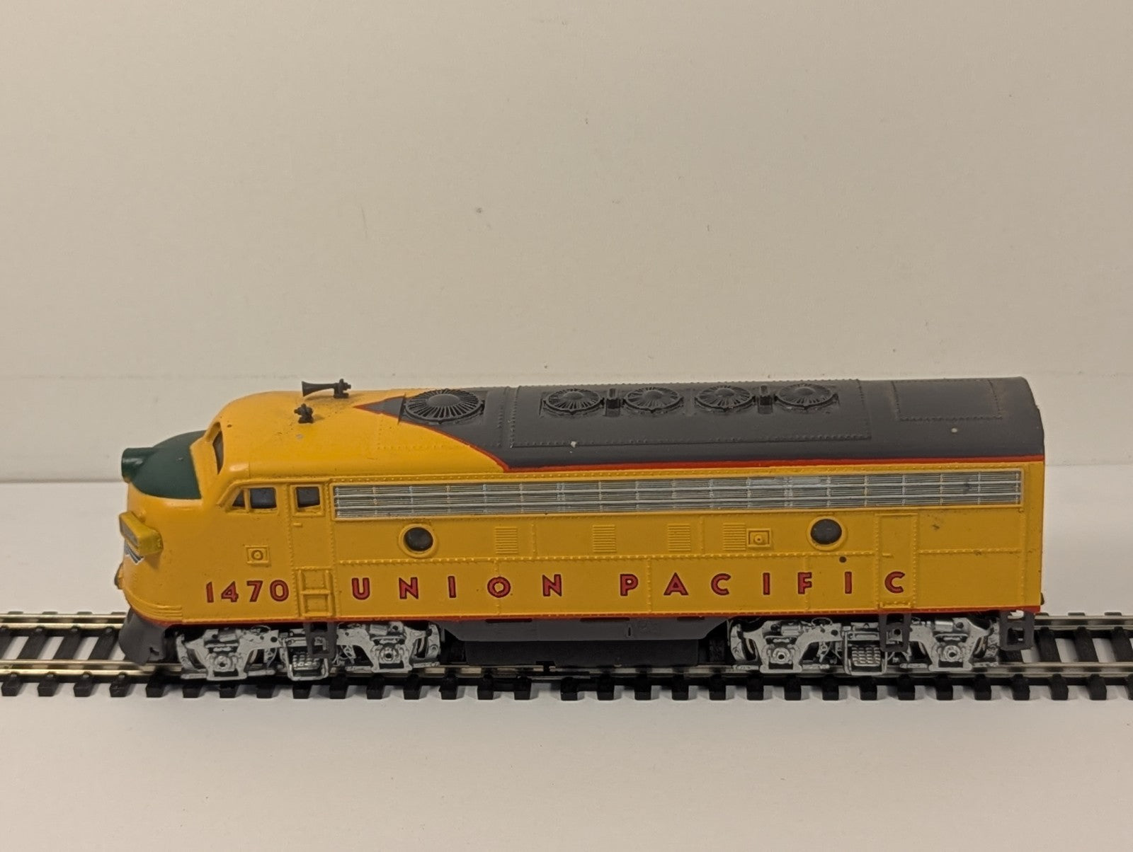 Bachmann HO Gauge EMD F9A Diesel Locomotive 1470 Union Pacific