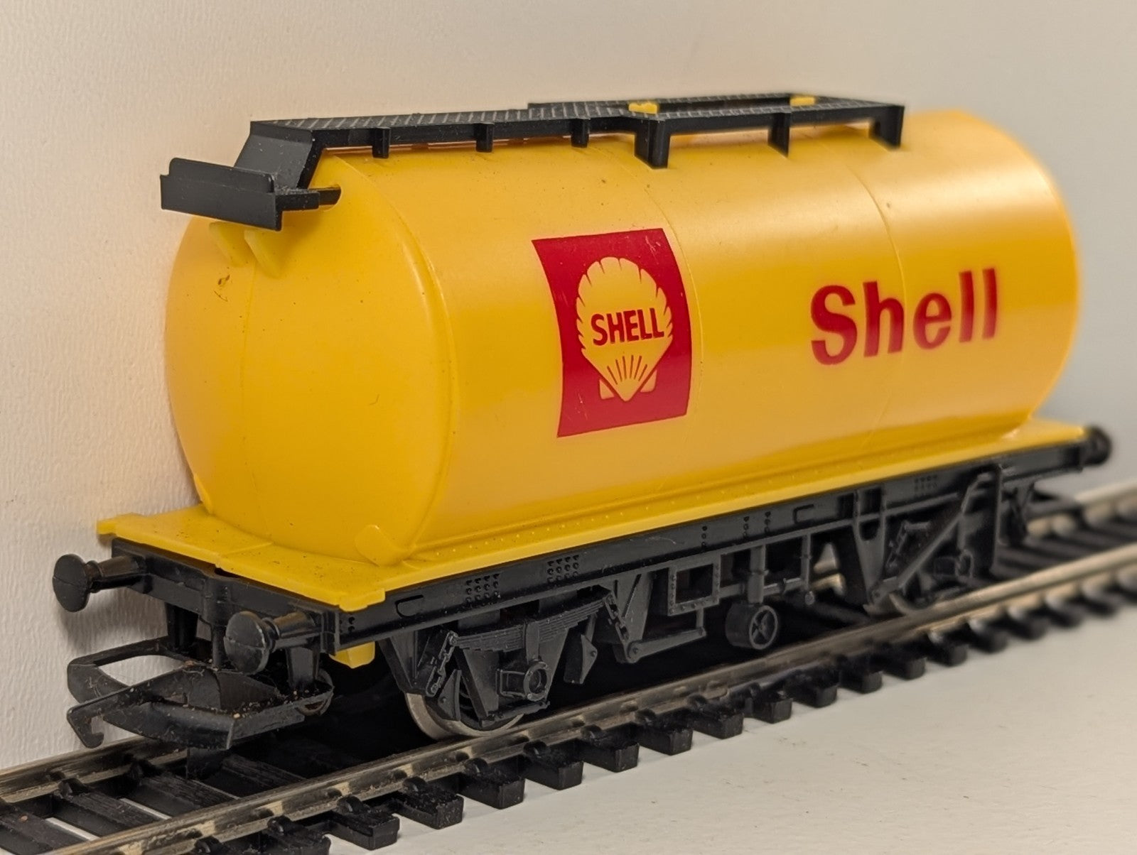 Hornby R227 OO Gauge Yellow Shell Tank Wagon Boxed