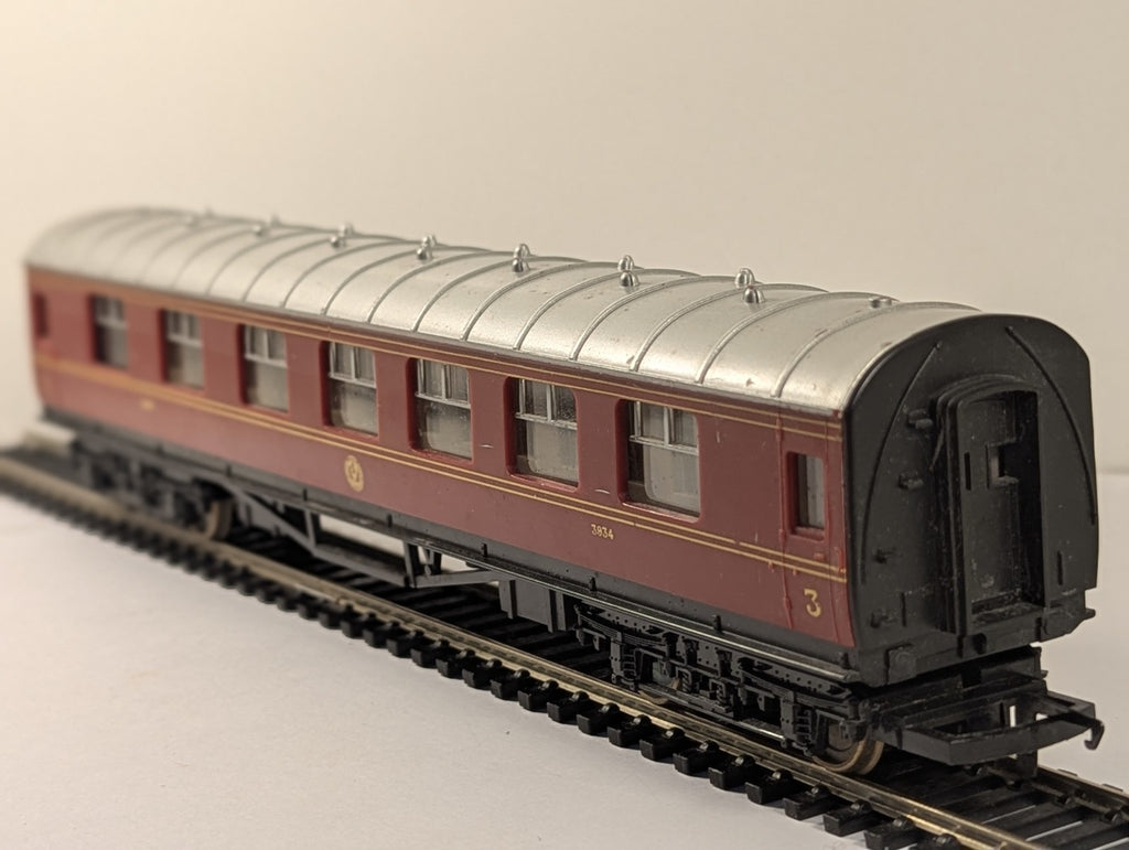 Hornby OO Gauge LMS Stanier Composite Coach 3934 Crimson Lake