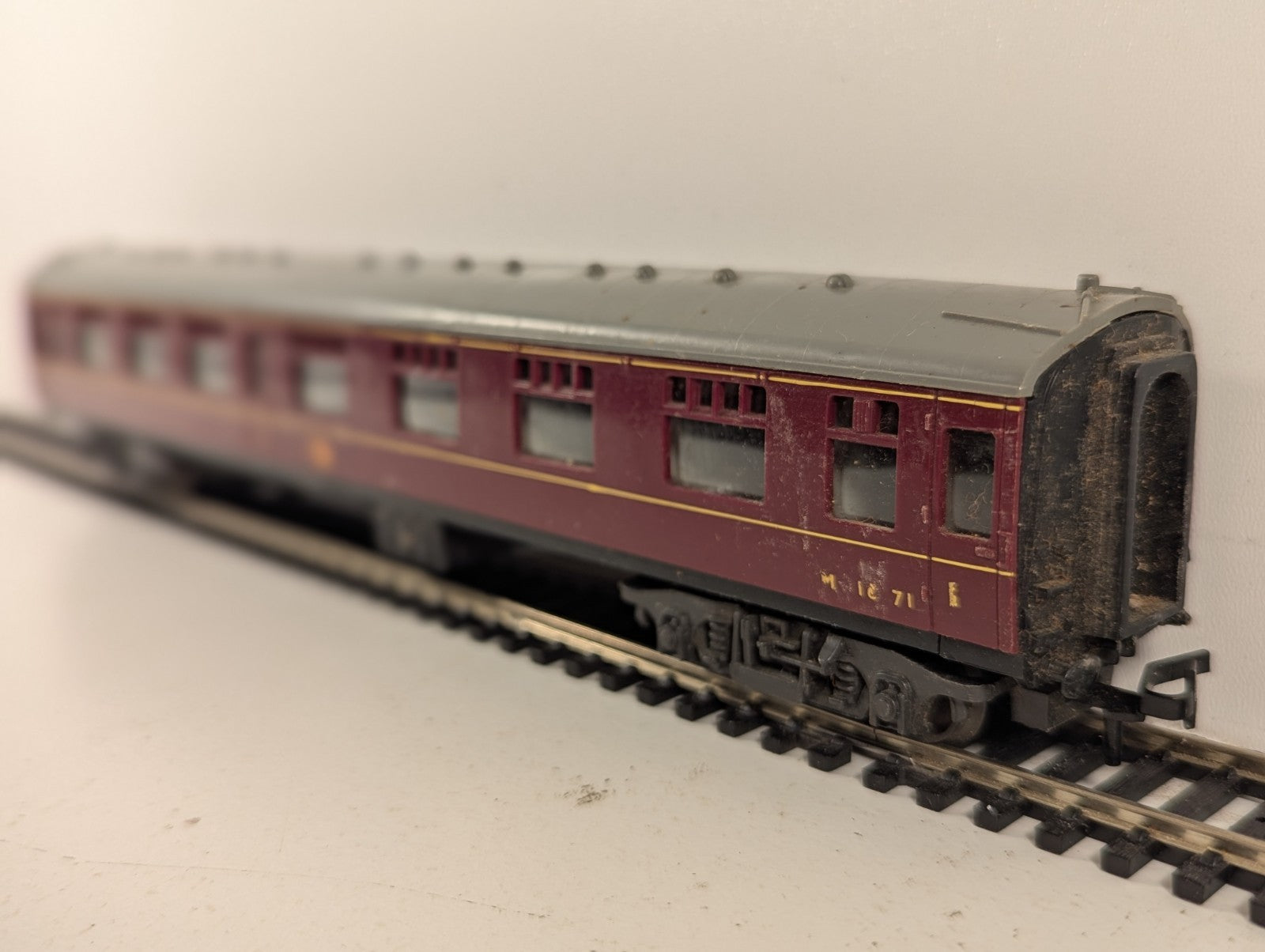 Trix OO Gauge BR Maroon Passenger Coach M16171