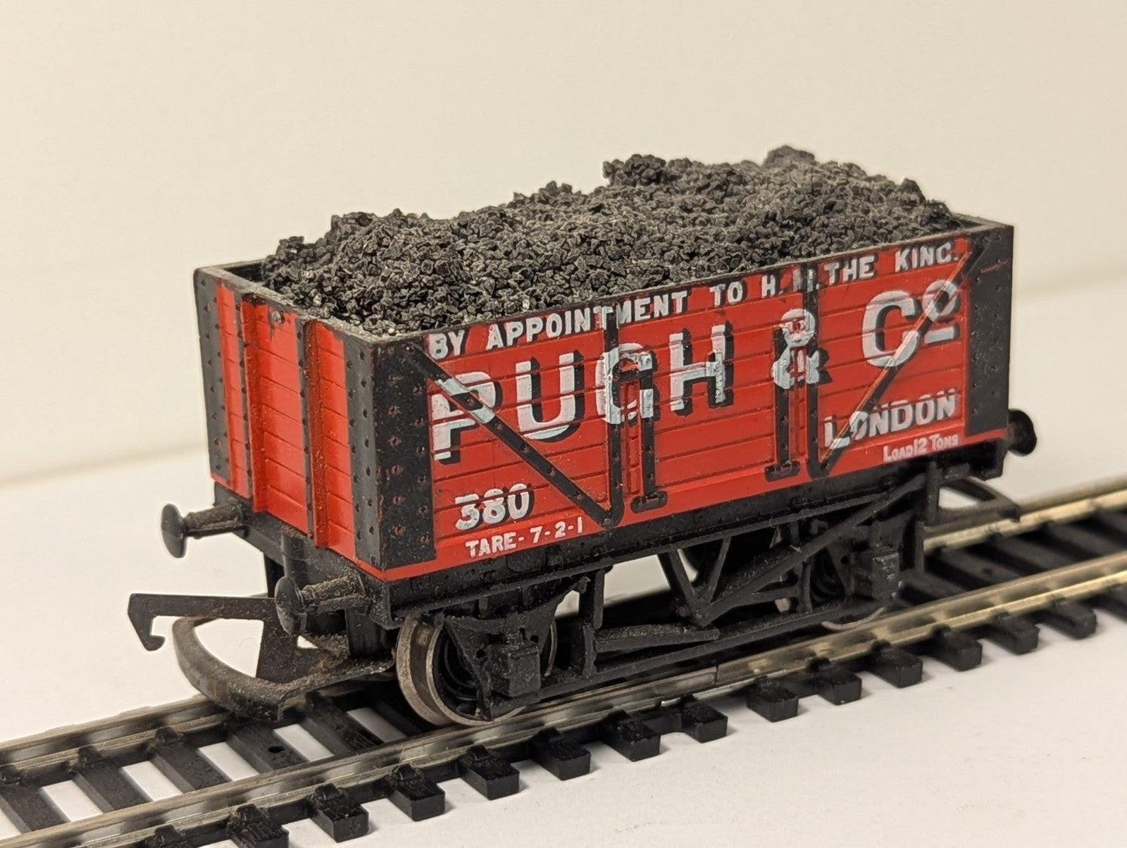 Hornby R010 OO Gauge Pugh & Co London 7 Plank Wagon With Load