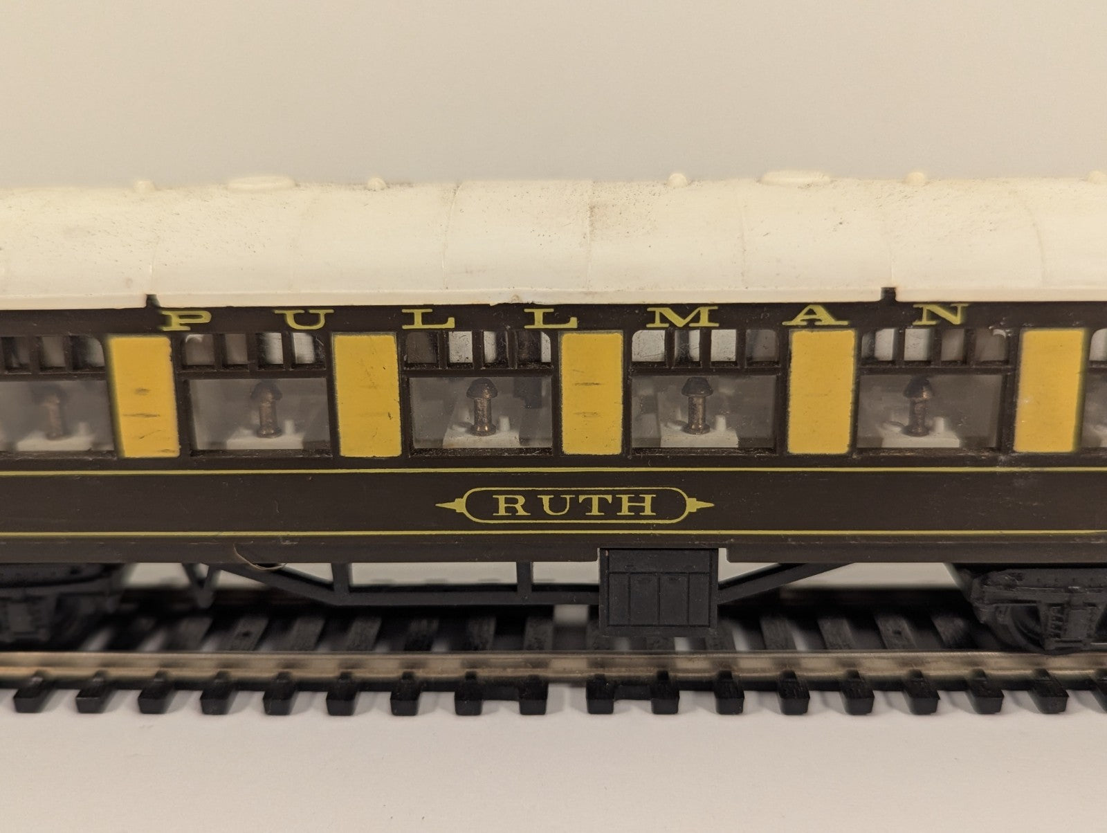 Tri-ang OO Gauge Pullman Coach 'Ruth'