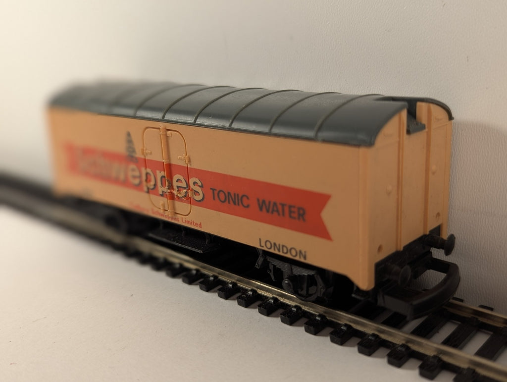 Hornby OO Gauge Schweppes Tonic Water Closed Van Goods Wagon 2416 S
