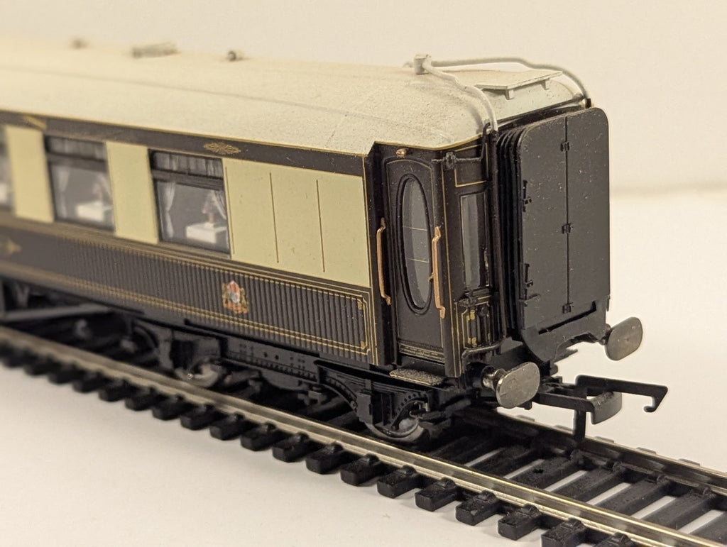 Hornby OO Gauge Pullman Car No. 35 Third Class Passenger Coach - Working Lights