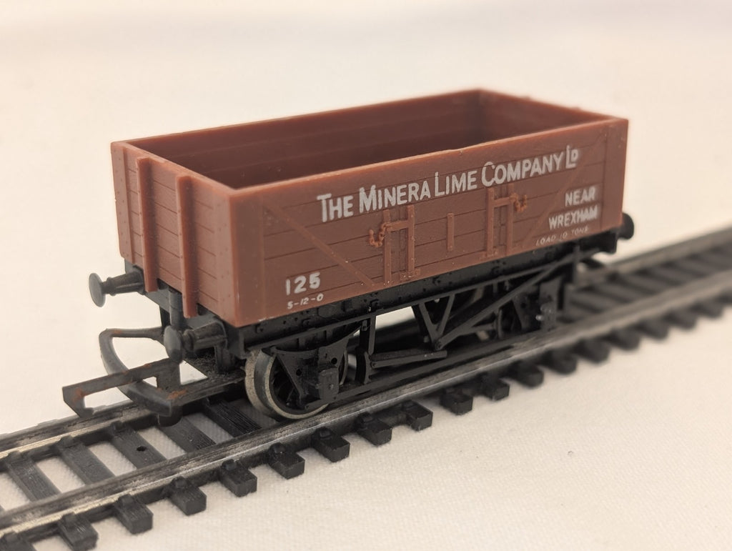 Hornby R211 OO Gauge 10 Ton Mineral Lime Wagon