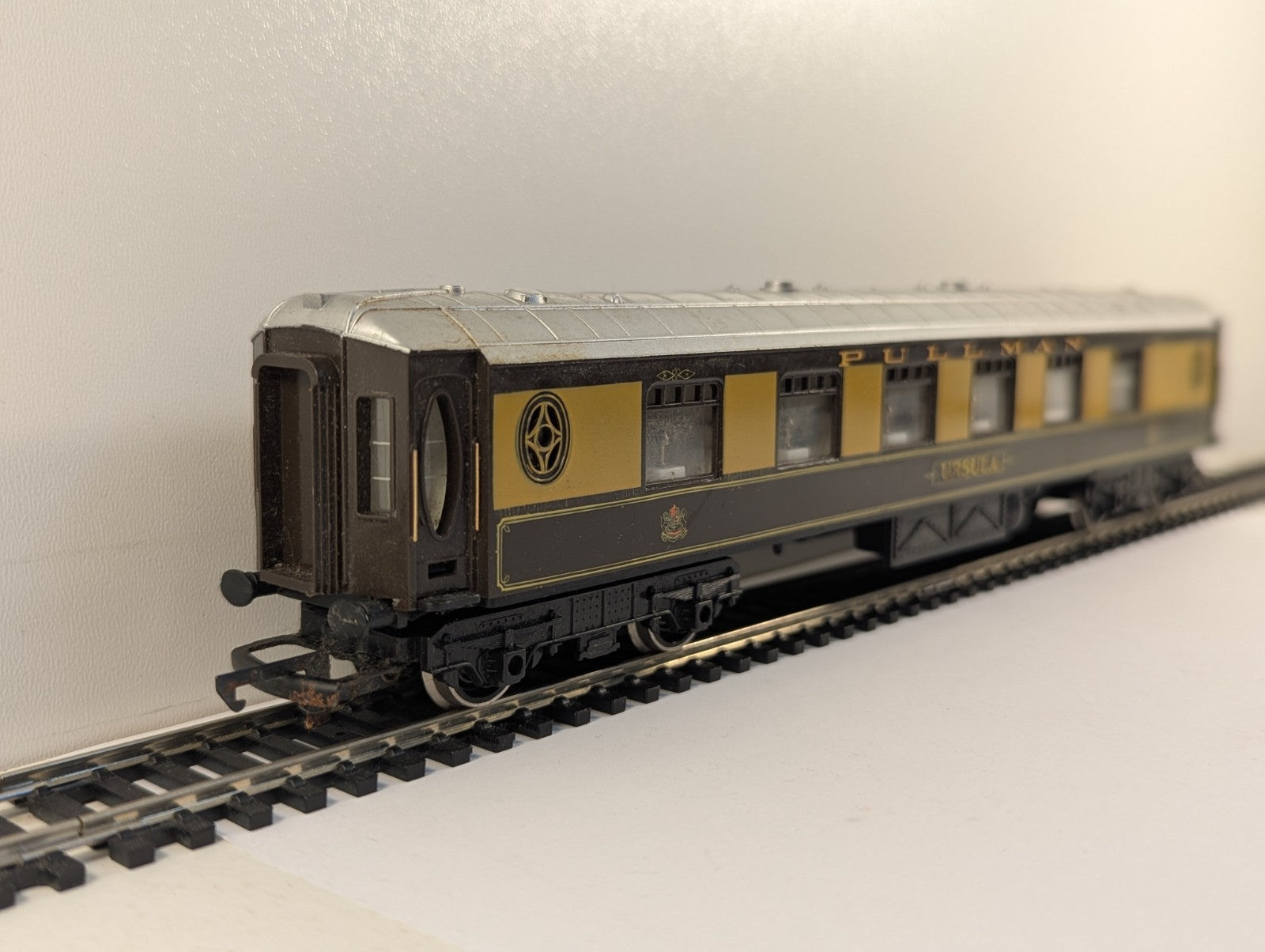 Hornby OO Gauge Pullman Parlour Coach "Ursula"