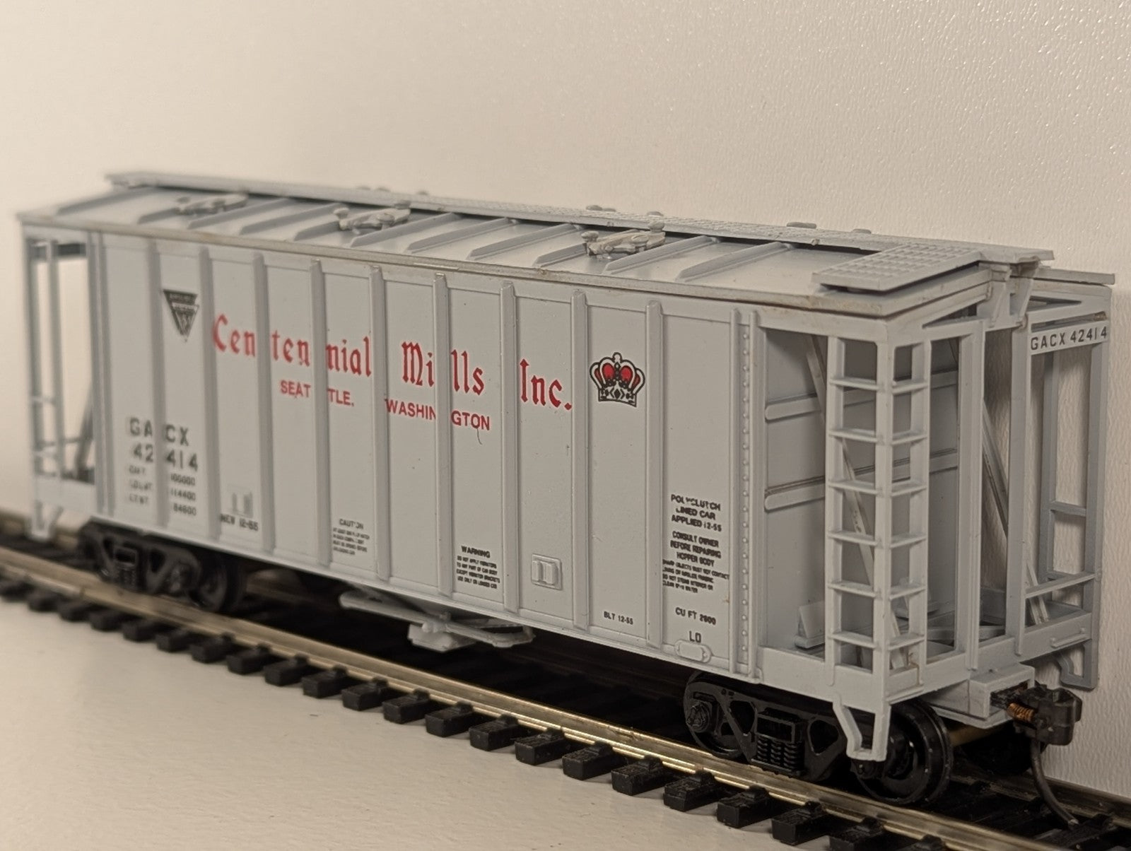 Walthers 39ft Single-Bay Airslide Covered Hopper – Centennial Mills Inc. #42414