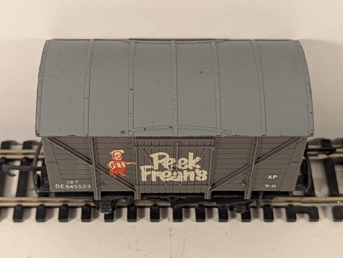 Wrenn W4318P/A OO Gauge Peek Frean’s Ventilated Van