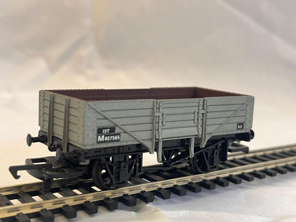 Dapol OO Gauge 3 Plank Wagonin Grey
