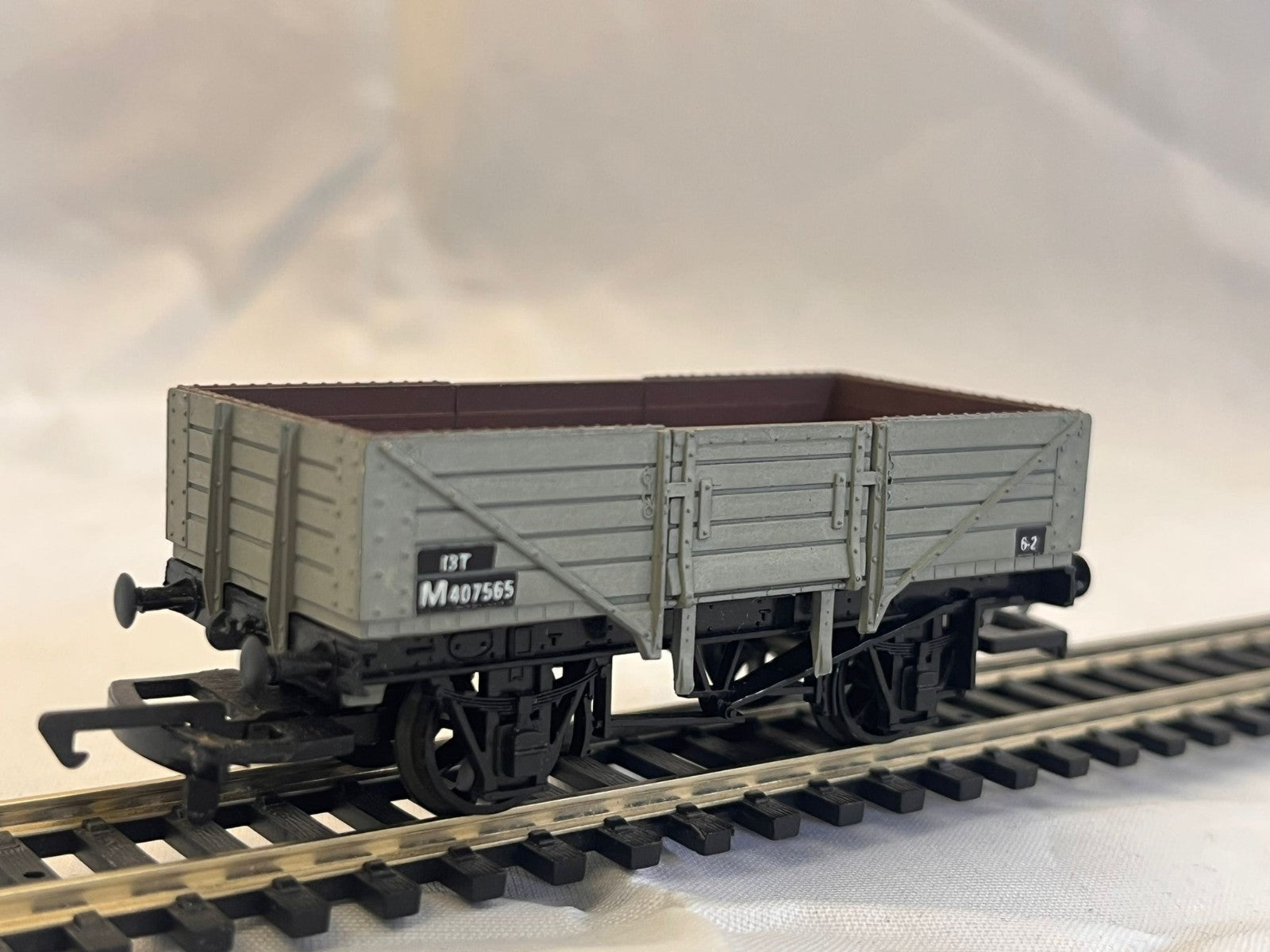 Dapol OO Gauge 3 Plank Wagonin Grey