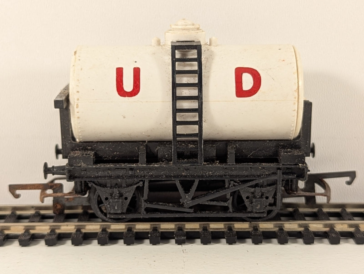 Tri-ang Hornby R15 OO Gauge United Dairies Milk Tanker Wagon – Some Rust