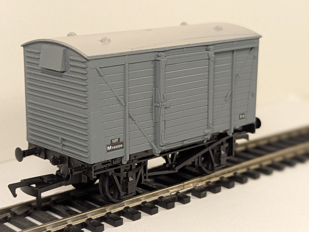Dapol 4F-011-046 OO Gauge Ventilated Van BR Grey M183320